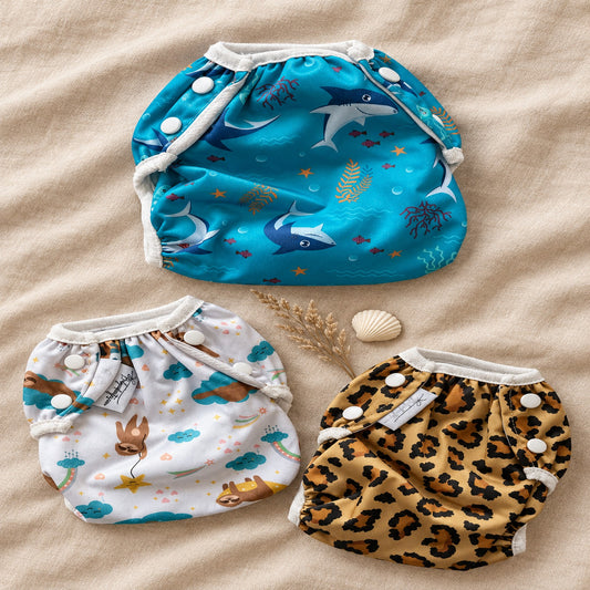 Wasbare zwemluier Baby Shark design – collectie flat-lay