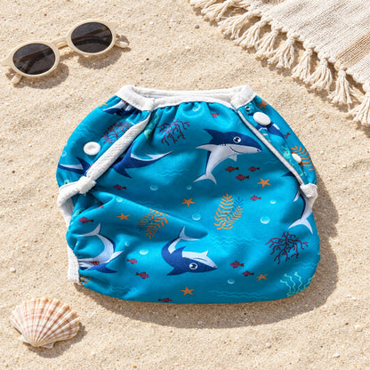 Wasbare zwemluier Baby Shark design – strand flat-lay